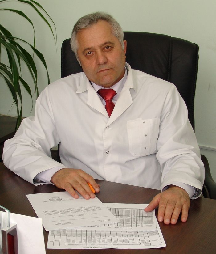 Доктор Абуязидов у себя в кабинете