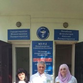 Али Малачевич с старшей медсестрой отделения НМТ №2 РКБ Гульжанат Абдулкадыровной и сестрой-хозяйкой Хадиджей.